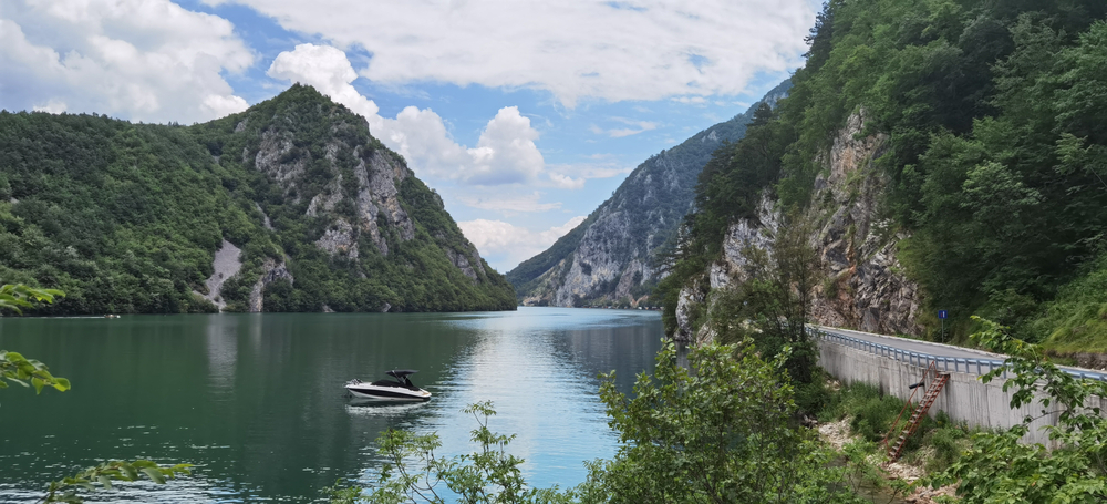 STIŽU NOVE ŽEGE, ALI IMA LEKA Srpsko jezero kao iz bajke, a iznajmljivanje kućica na vodi 40 evra