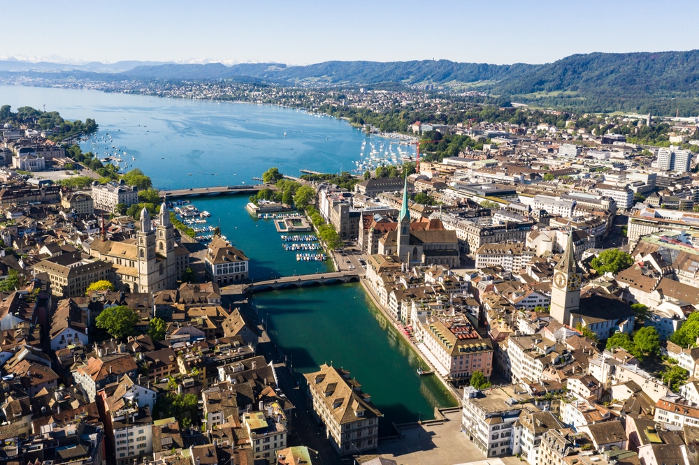 Švajcarska nudi 52.000 evra turistima - oni ne znaju da se kupaju u vodi punoj dinamita!