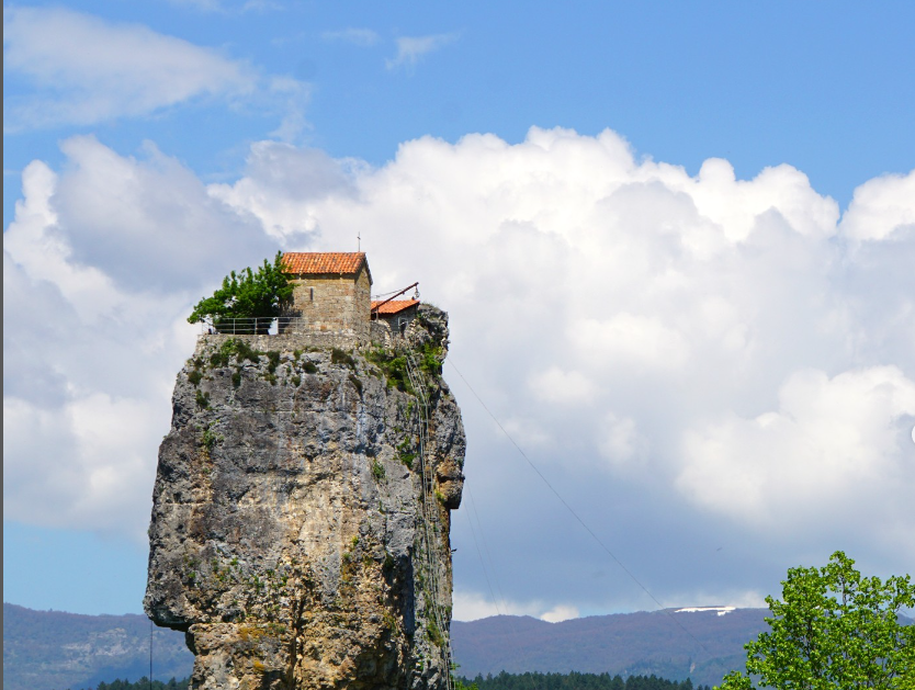NAJNOVIJA TURISTIČKA ATRAKCIJA Manastir u oblacima