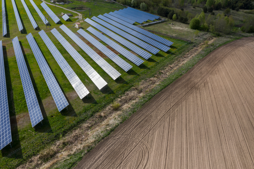 AGROSLOAR REŠENJE ZA POLJOPRIVREDU Oni proizvode električnu energiju, štite useve i povećavaju ukupnu otpornost
