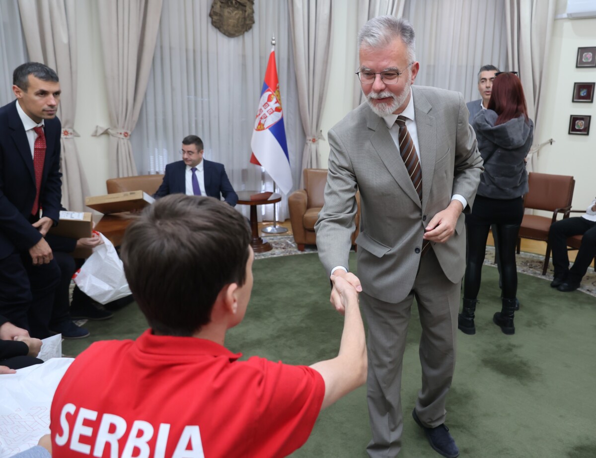 Ministar Ristić uručio darove osvajačima medalja na međunarodnom takmičenju iz informatike