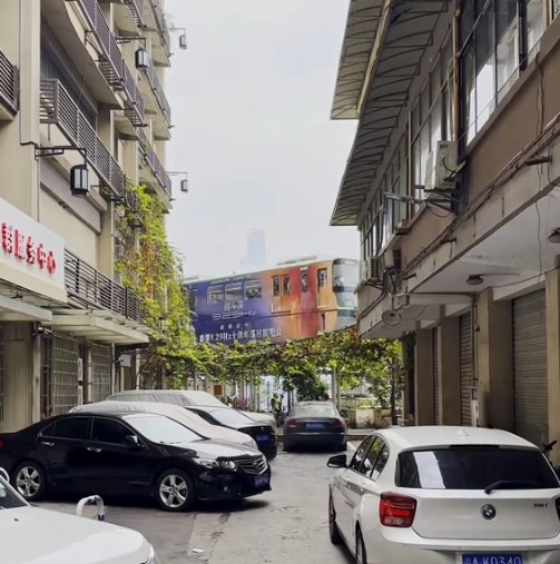 TIKTOKER ŽIVI NA 18 SPRATU BEZ LIFTA Put do posla mu je kao u igrici, prelazi različite prepreke VIDEO