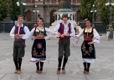 Srbi gledaju i ne veruju - Belgijanac u srpskoj narodnoj nošnji i sa šajkačom na glavi zaigrao kolce