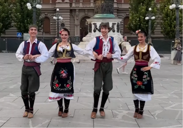 Srbi gledaju i ne veruju - Belgijanac u srpskoj narodnoj nošnji i sa šajkačom na glavi zaigrao kolce