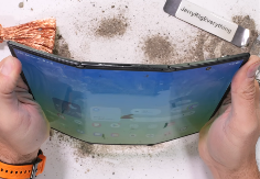 Puče kao ništa - jutjuber pokazao koliko je izdržljiv trostruko savitljivi telefon (VIDEO)