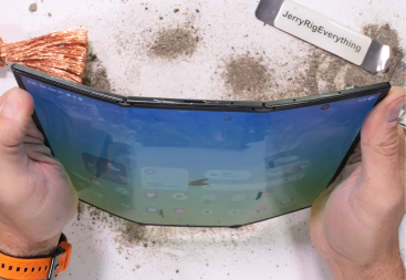 Puče kao ništa - jutjuber pokazao koliko je izdržljiv trostruko savitljivi telefon (VIDEO)