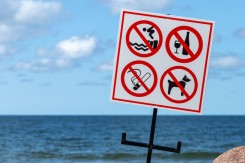 I NA MORU MOŽETE DA UPADNETE U NEVOLJU 10 najčudnijih zakona zbog kojih biste mogli dobiti veliku kaznu na odmoru