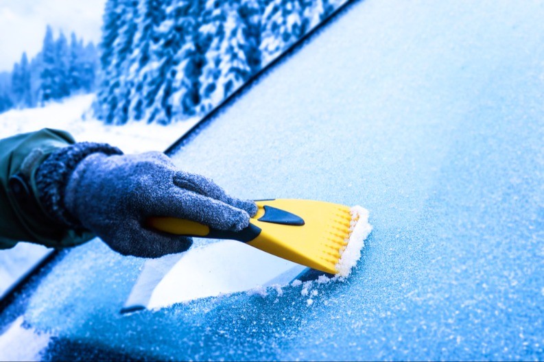 Vozači, ovo morate da znate - zašto vam se šoferka ledi iznutra i kako da to sprečite