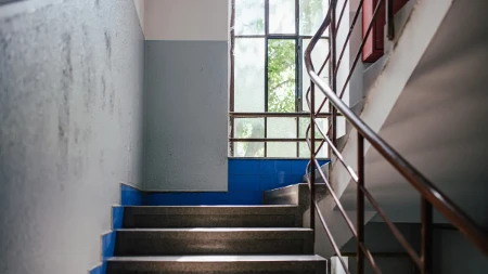 Da li smeju ormari i stvari u hodniku na poslednjem spratu - pravilo koje važi za celu zgradu