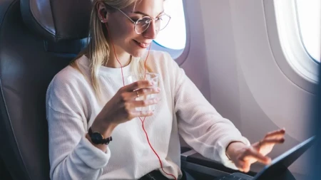 Internet na 10.000 metara - Wi-Fi radi i u avionu, neki putnici ga ne plaćaju