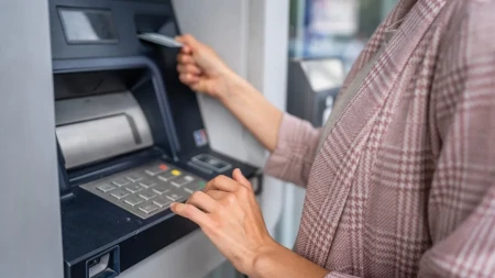 Šta raditi ako vam bankomat "proguta" karticu? Zbog greške od 20 sekundi aparat je najčešće zadržava