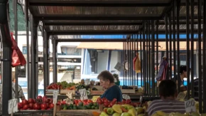Pijace u Srbiji pune, ali cene se menjaju - paradajz i paprika poskupeli, ovo voće sada je jeftinije