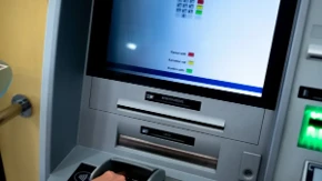 Glasovne instrukcije, bolji ekrani... - stižu bankomati sa novim pravilima