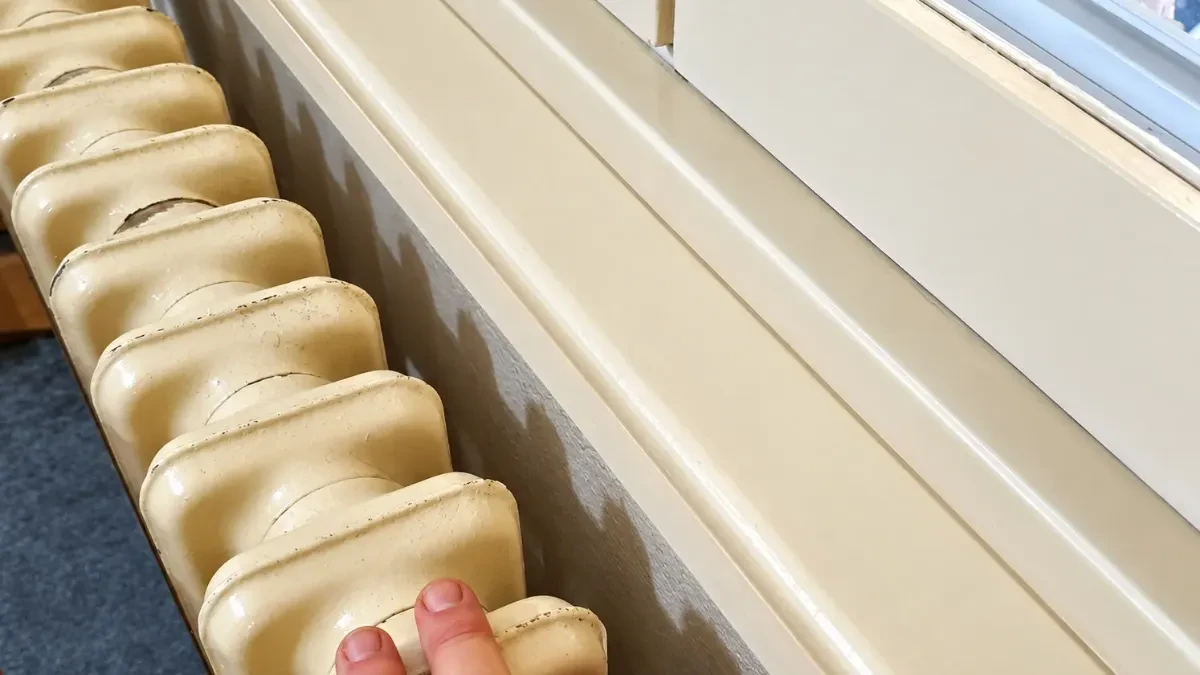Trik sa folijom rešava problem za 5 minuta kada vam je radijator hladan dole, a topao gore