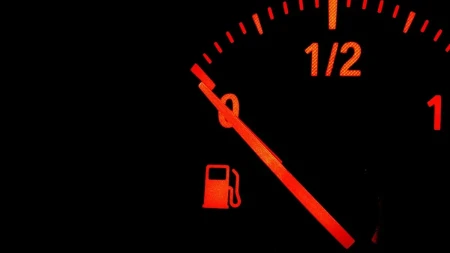 Nema vožnje "u crvenom" - država u kojoj kažnjavaju ako automobil ostane bez goriva