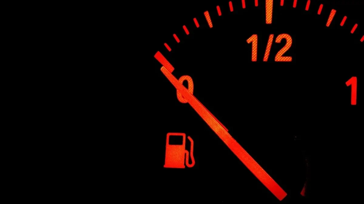 Nema vožnje "u crvenom" - država u kojoj kažnjavaju ako automobil ostane bez goriva