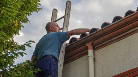 Košta 400 dinara, a spasava kuću - ako što pre ne očistite oluke sa prvom jačom kišom propada fasada