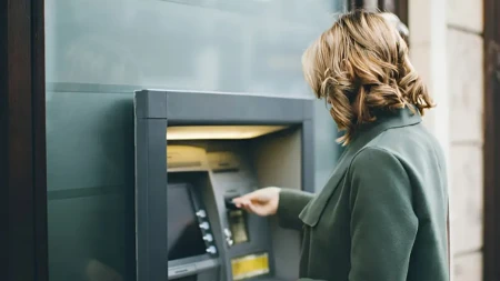 Bankomati u Evropi menjaju pravila - uvode se glasovna uputstva, šta će biti sa starim uređajima