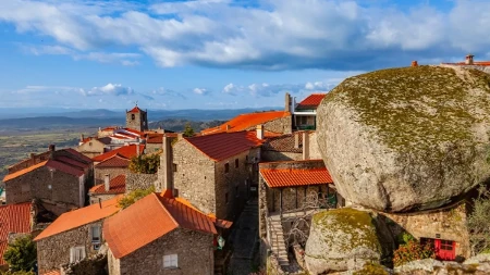 Kao da je planina pala na selo - ljudi su između džinovskih stena napravili čitave kuće