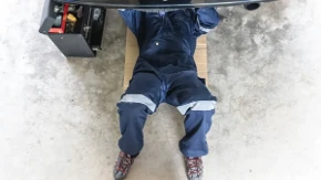 Račun za popravku sve veći, a auto i dalje nije gotov - sedam znakova da treba da menjate servis
