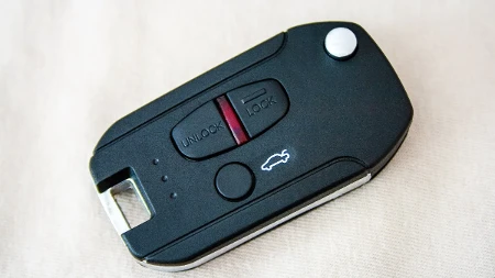 Ne otključavajte auto sa velike udaljenosti - lopovi koriste novu metodu krađe