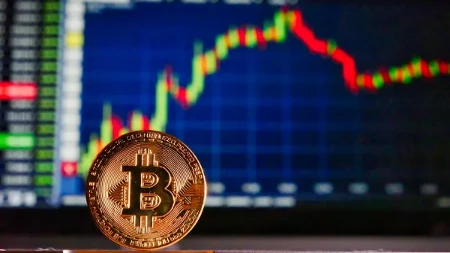 Bitkoin pao ispod 75.000 evra - itirijum skliznuo još više, jedna kriptovaluta izgubila 7,31 odsto