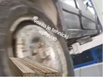 Uterao je golfa dvojku kod mehaničara - takav prizor nisu videli u životu (VIDEO)