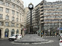 Novi simbol grada - postavljen novi sat na kružnom toku na Trgu republike 