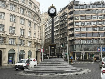 Novi simbol grada - postavljen novi sat na kružnom toku na Trgu republike 