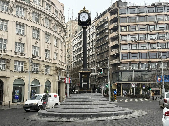 Novi simbol grada - postavljen novi sat na kružnom toku na Trgu republike 