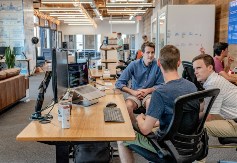 Kriza zavladala i u "najsrećnijoj zemlji na svetu" - Ljudi sa diplomom se prijavljuju za poslove dostavljača 