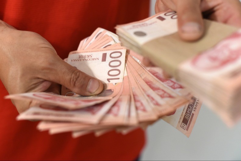 Stižu veće plate na račune - ovi radnici prvi dobijaju novac