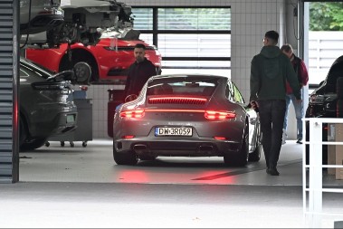 "Vidimo se na sudu" - kupio novi Porše za 270.000 evra,  a onda je nalepnica u pregradi odala prodavca 