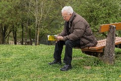 Penzioner skuplja ono što svi bacaju i zarađuje 8.000 dinara vikendom