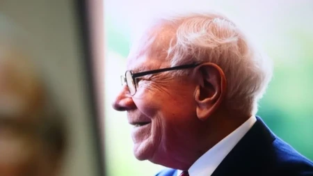 Više nije direktor, ali i dalje odlučuje - neobična situacija u kompaniji Vorena Bafeta