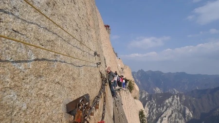 Ljudi čekaju satima zbog ove staze - široka samo 30 cm, važi za najopasniju na svetu