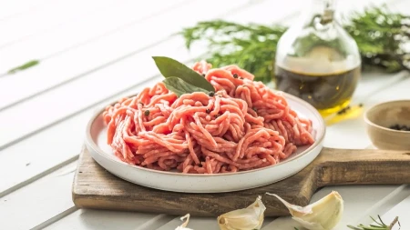 Deluje sveže, a nije - trikovi proizvođača mlevenog mesa koje kupci ne vide