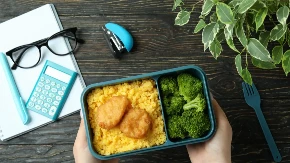 Radnici otkrivaju šta je bolje i isplativije - nositi hranu od kuće ili kupovati na poslu