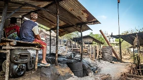 Mesto gde se crno zlato vadi na primitivan način - kao da je 1926. godina.