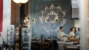 Umesto konferencijskog stola - opuštena trpeza: Evo gde se prave najbolji poslovni planovi!