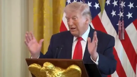 Tramp kaže, lako je - "Otvorimo moreuz, uzmemo naftu i obogatimo"