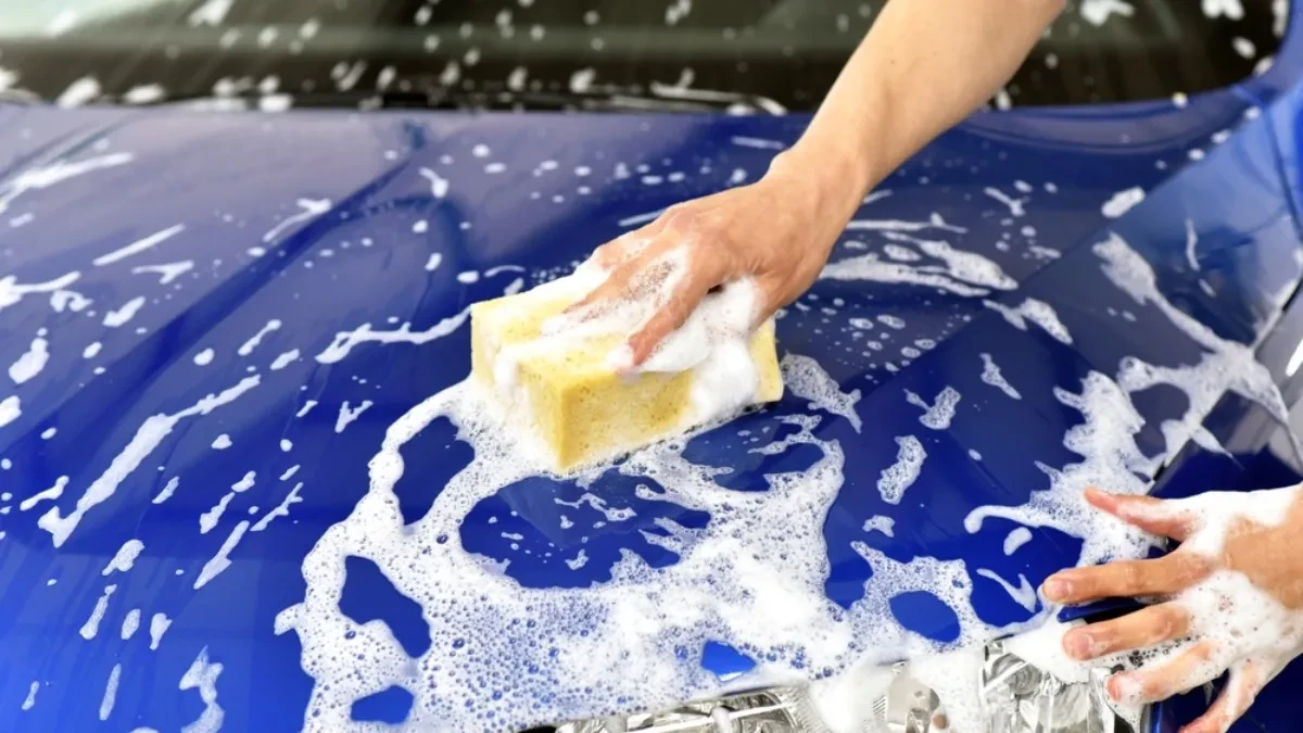Gospođo, to se tako ne radi - pogledajte kako žena pere unutrašnjost automobila (VIDEO)