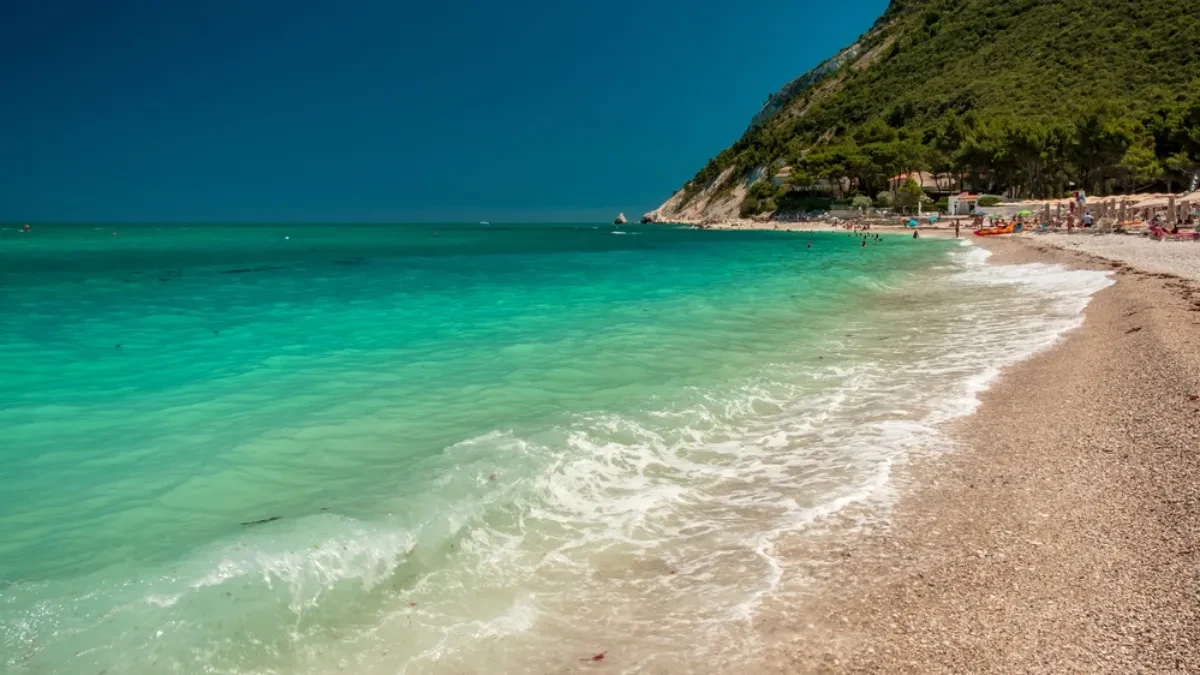 Raj na zemlji, mesta nema - turisti u šoku, cene ležaljki i suncobrana idu i do 3.000 evra 
