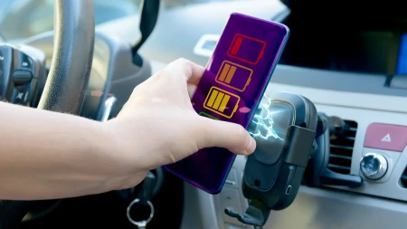 Vozači masovno greše - čuvajte se bežičnog punjenja telefona u automobilu