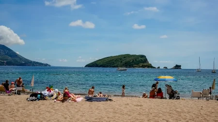 Crnogorske plaže otvorene, turista nema - prazne ležaljke zabrinule zakupce