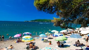 Ležaljke u Crnoj Gori uskoro poskupljuju duplo - otkriveno kakve cene turisti tek mogu da očekuju