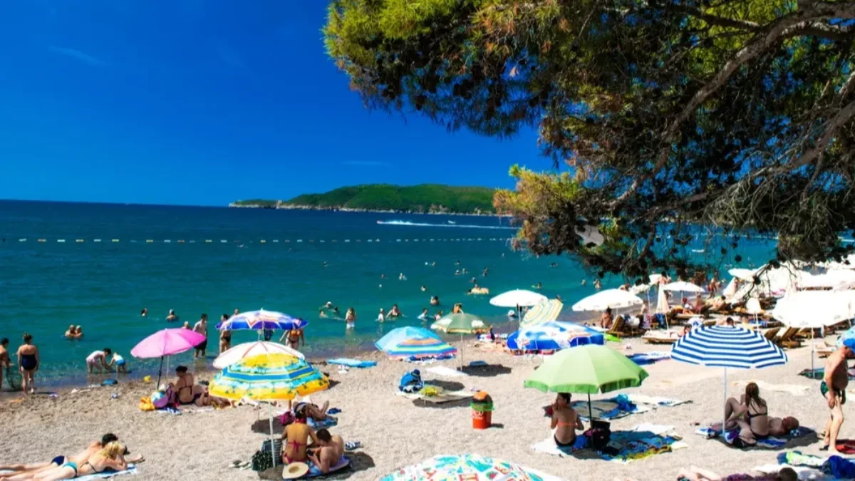 Ležaljke u Crnoj Gori uskoro poskupljuju duplo - otkriveno kakve cene turisti tek mogu da očekuju