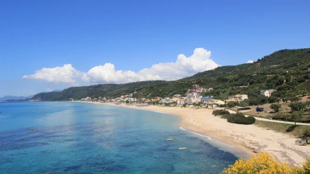 Jedno grčko letovalište osvojilo turiste iz Srbije - ležaljke se ne naplaćuju, smeštaj povoljan, kilometarska plaža