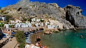 Magnet za milione turista - grčko ostrvo krije plaže od kojih zastaje dah, jedna tajna privlači Srbe decenijama
