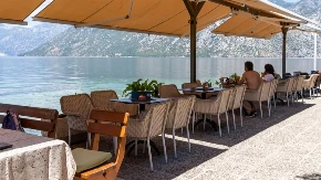 Riba do 30 evra, pljeskavice duplo skuplje nego ranije - turisti se žale na cene u Crnoj Gori